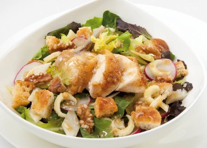 Hähnchensalat mit Brotcroutons und Walnusssauce