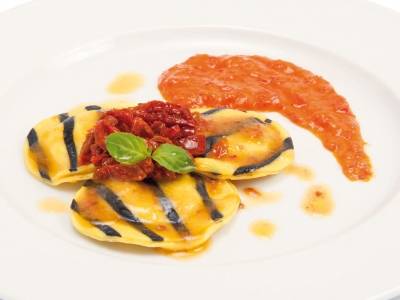 Stockfisch-Ravioli mit Paprikacreme und getrockneten Tomatenfilets
