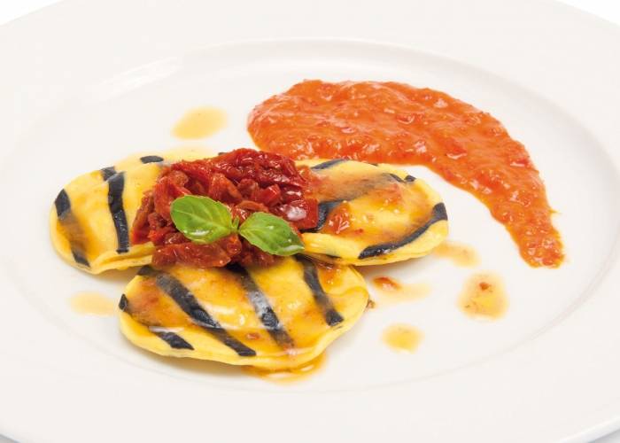 Ravioli à la crème de morue et de poivrons et filets de tomates séchées
