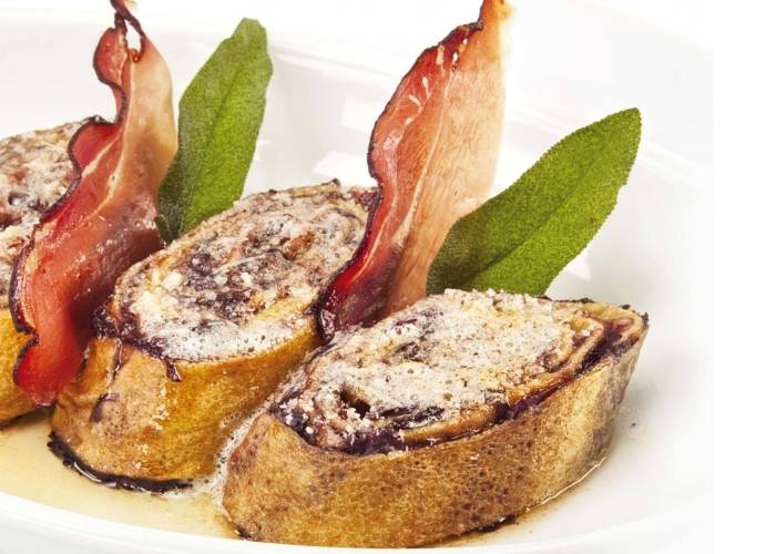 Girelle de pâte à crêpe avec radis et speck à la sauce au beurre