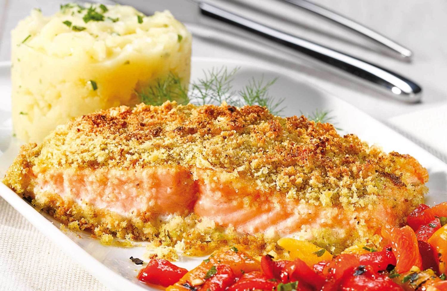 Lachsfilet mit Pistazien, Röstkartoffeln und gegrilltem Paprika